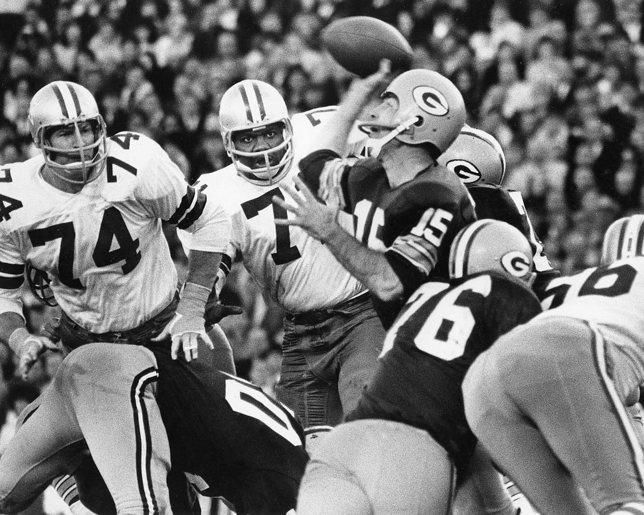 Temporada 1966, choque de titanes entre Tom Landry y Vince Lombardi por el Campeonato de la NFL, partido celebrado en el Cotton Bowl en Dallas en donde los Packers se llevaron el triunfo 34 - 27 y el derecho a jugar en el Super Bowl I.