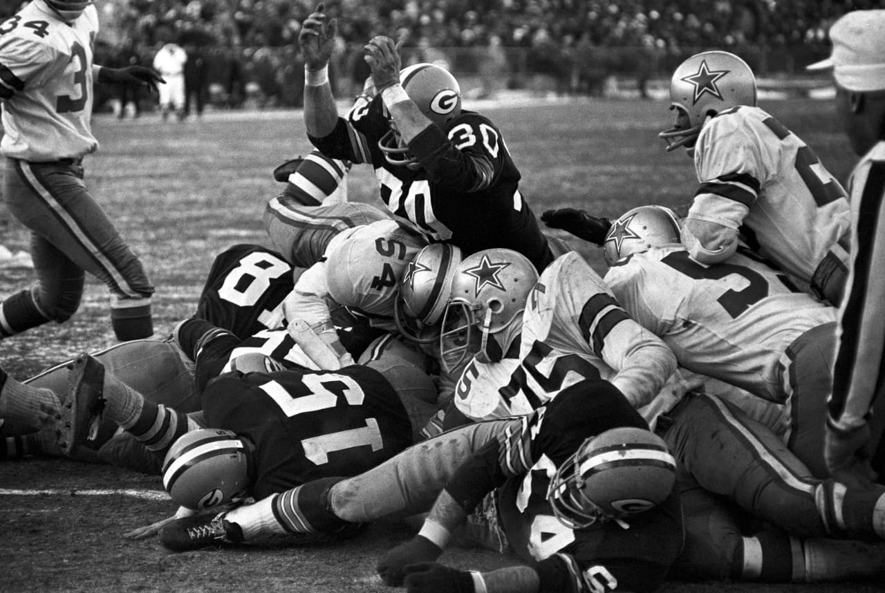 Temporada 1967, el legendario "Ice Bowl" en el Lambeau Field con temperatura menor a 40 grados centígrados. La jugada definitiva un clavado de Bart Starr para el touchdown de la victoria 21 - 17. Polémica debido a que el guardia Jerry Kramer cometió salida en falso.