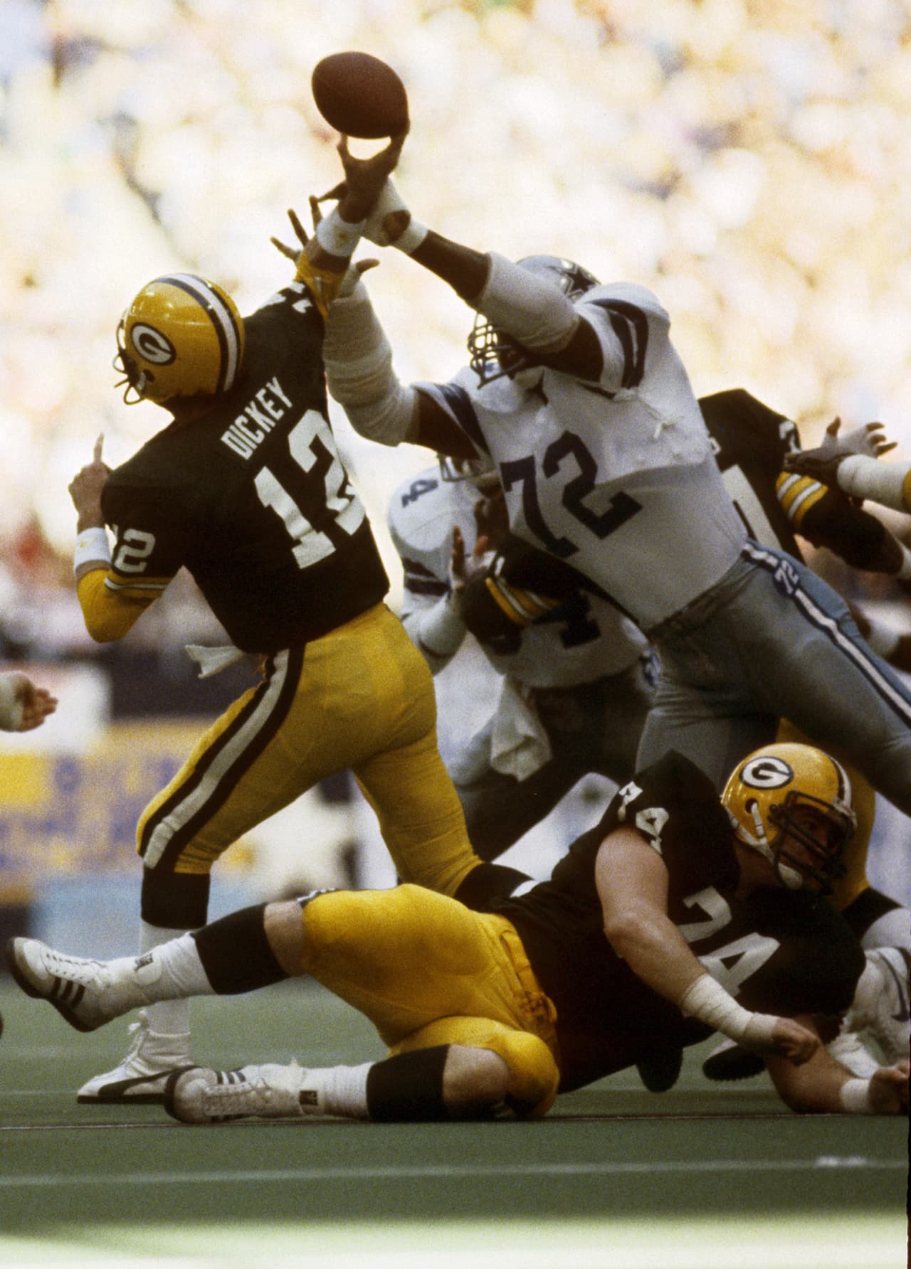 Temporada 1982, para entonces los Packers ya no eran el equipo de Vince Lombardi y los Cowboys seguían con Tom Landry. Ed "Too Tall" Jones en la acción sobre el QB Lynn Dickey. Año de huelga por lo que se jugó un torneo por el Super Bowl. Dallas le ganó 31 - 17 a Green Bay