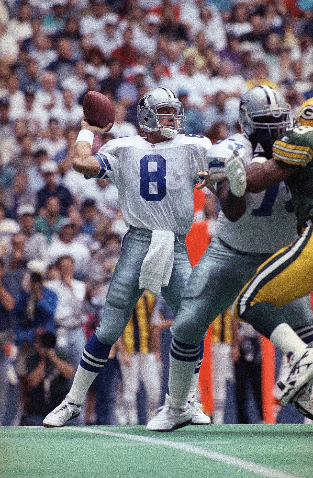 Temporada 1993, Dallas estaba camino a ser dinastía con Jimmy Johnson y compañía, entre ellos Troy Aikman. Mike Holmgren cumplía su segundo año con los Packers. Se encontraron en Playoff divisional con victoria de los Cowboys 27 - 17.