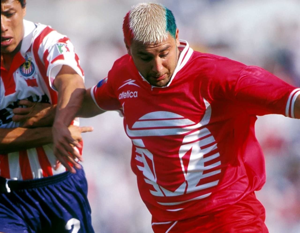 En ocasiones lo llegó a traer con los colores de la bandera mexicana y también en un collage de colores. 
<br>