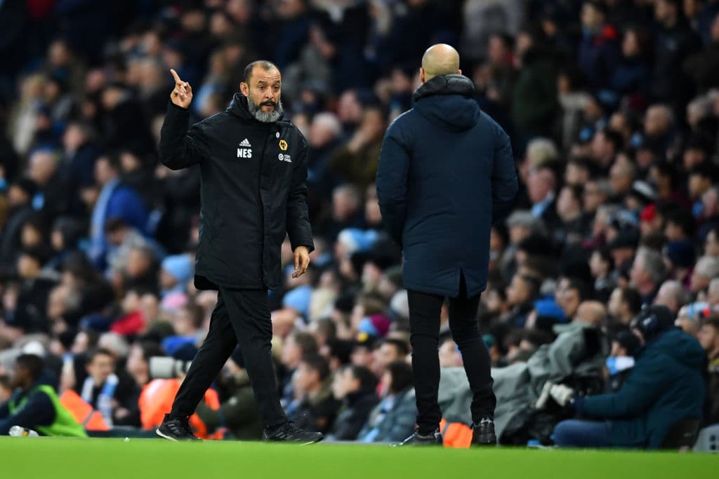 ¿Charla o discusión? Espírito Santo y Pep Guardiola en aparente intercambio verbal, nunca sabremos en qué consistió.