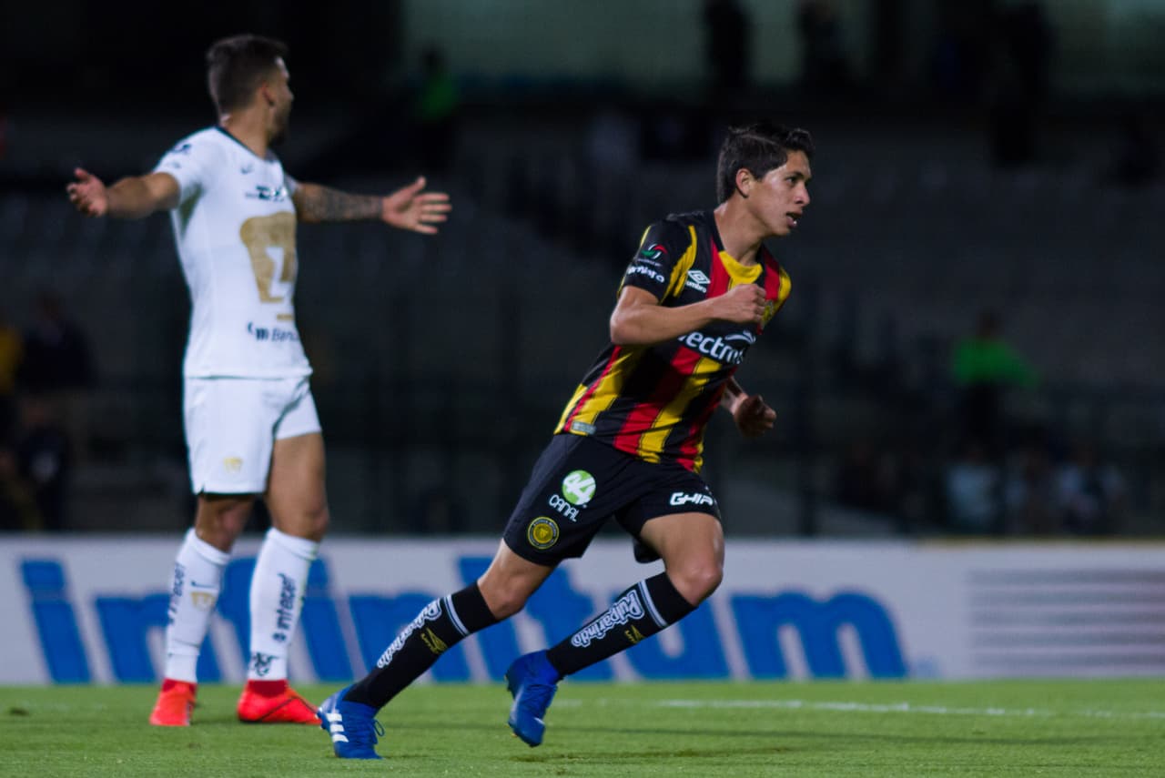 Y lo improbable: Leones Negros empató 1-1 en tiempo de compensación. Una gran jugada individual y definición de Carlos Baltazar alegraba a los visitantes. Pero eso fue breve.