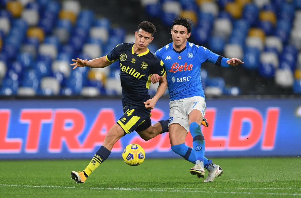 Napoli triunfa en casa 2-0 ante el Parma. Los goles corrieron a cargo de Elif Elmas y Matteo Politano; el mexicano Hirving Lozano fue titular durante el encuentro.