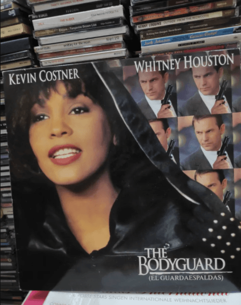 Se convirtió en una película de éxito en todo el mundo y su banda sonora sigue siendo una de las más vendidas de la historia.