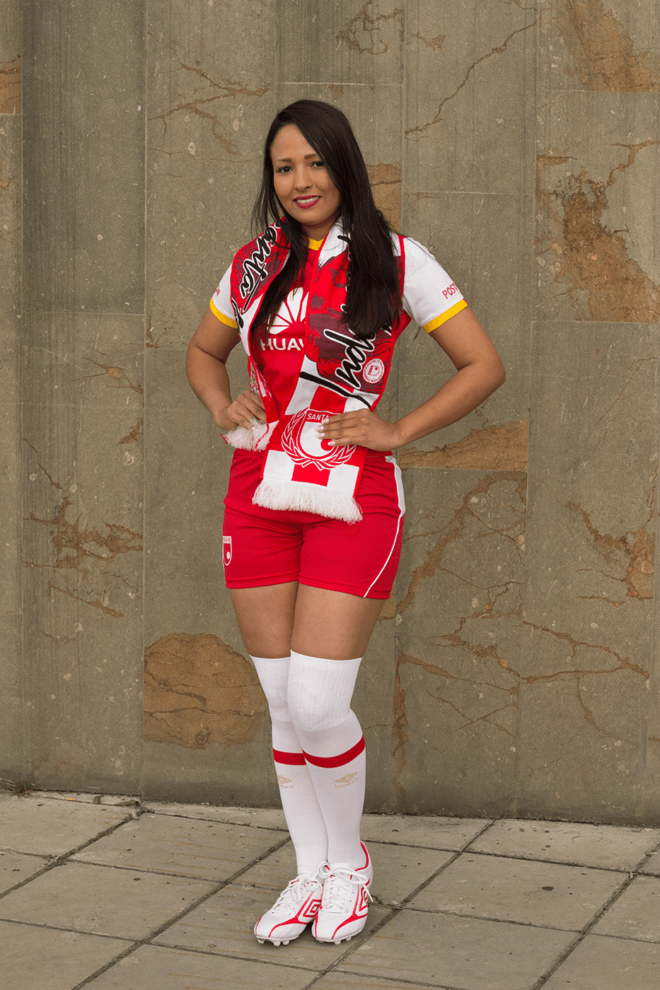 Las aficionadas del equipo rojo de Bogotá llevaron todos sus encantos al clásico 291 entre Santa Fe y Millonarios. El encuentro terminó 1-0 a favor del ‘León’, dirigidos por el técnico uruguayo Gregorio Pérez.