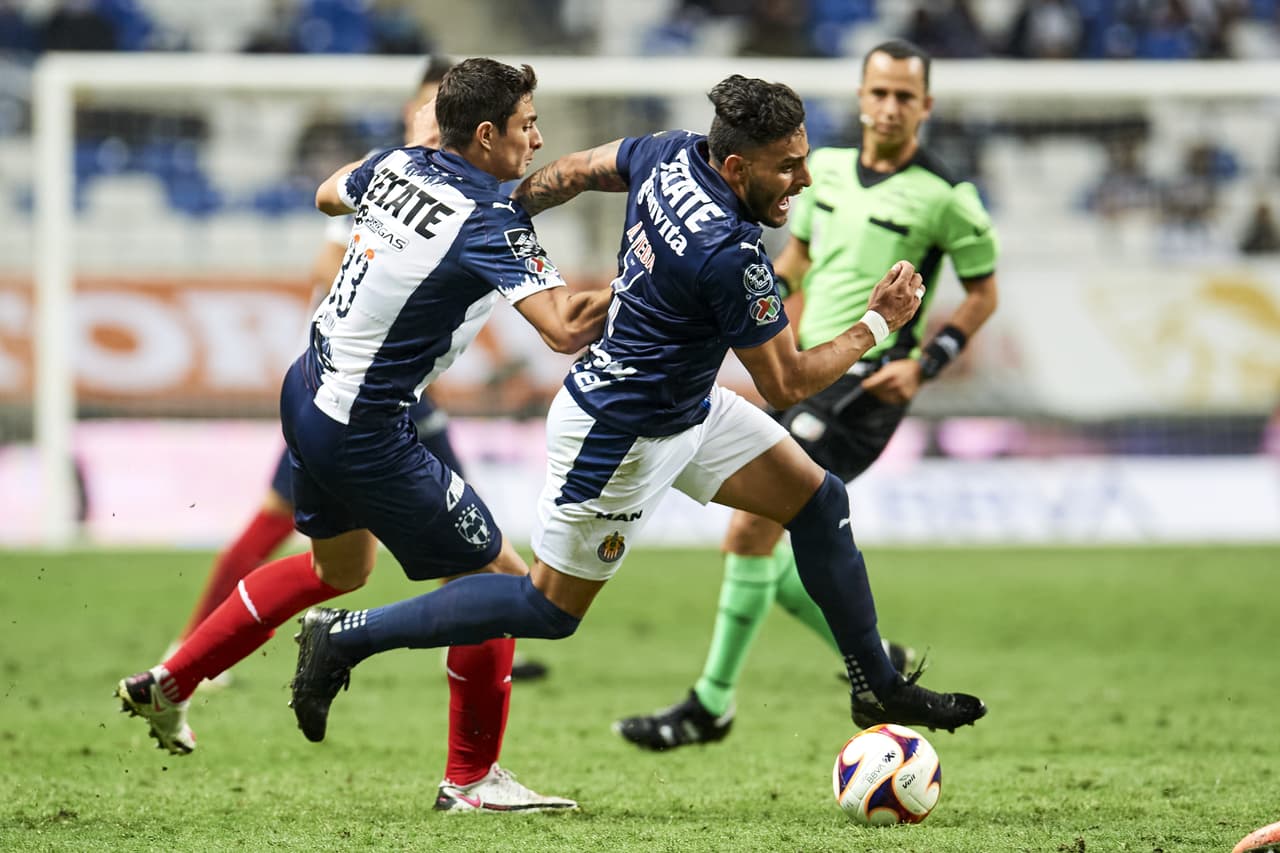 Isaac Brizuela y Alexis Vega se encargan de mantener viva la ilusión de Chivas de quedar dentro de la fiesta grande del futbol mexicano luego de vencer 1-2 a Monterrey.