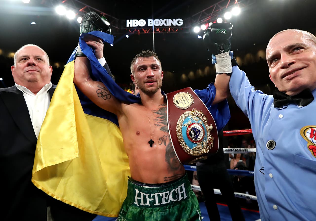 Vasyl Lomachenko vence a Jason Sosa por nocaut técnico y retuvo su título superpluma