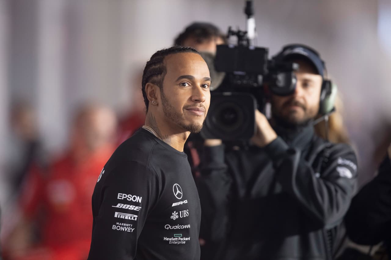 Hamilton estuvo en las prácticas de Moto GP, donde compartió con el italiano Valentino Rossi y en Doha también se encontró con Neymar, quien reconoció al piloto como su "hermano de otra madre".