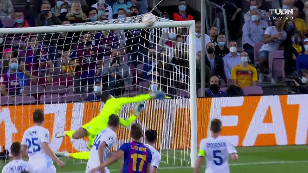 ¡TIRO ATAJADO! disparo por Luuk de Jong.