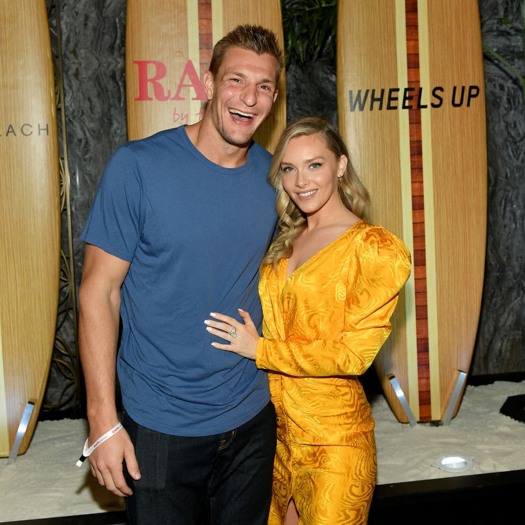 Kostek es novia del gran Rob Gronkowski, quien regresó del retiro a los emparrillados con Tampa Bay Buccaneers.