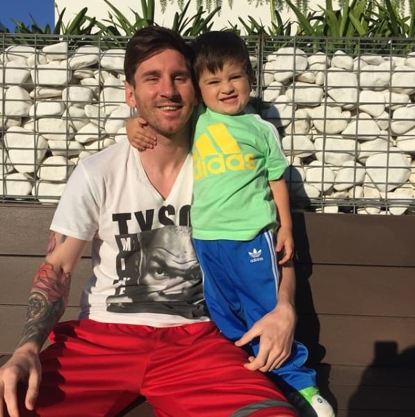 Como todo un campeón el delantero de la selección Argentina, Lionel Messi, comparte cada momento de alegría con su familia.