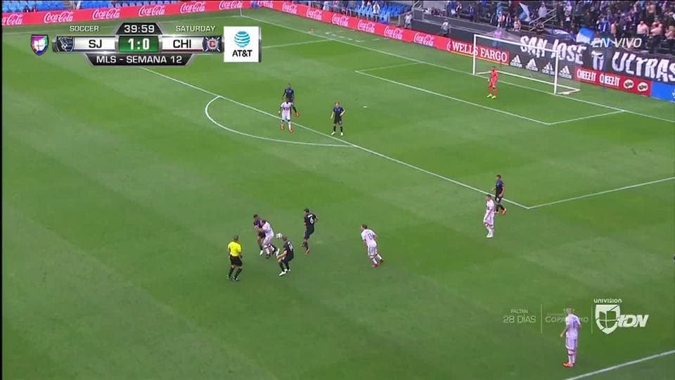 Tarjeta amarilla. El árbitro amonesta a Johan Kappelhof de Chicago Fire