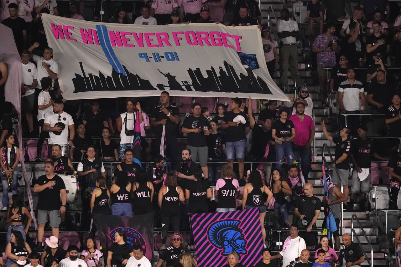 En el DRV PNK Stadium de Fort Lauderdale también se recordó la tragedia del 11 de septiembre de 2001.
<br>