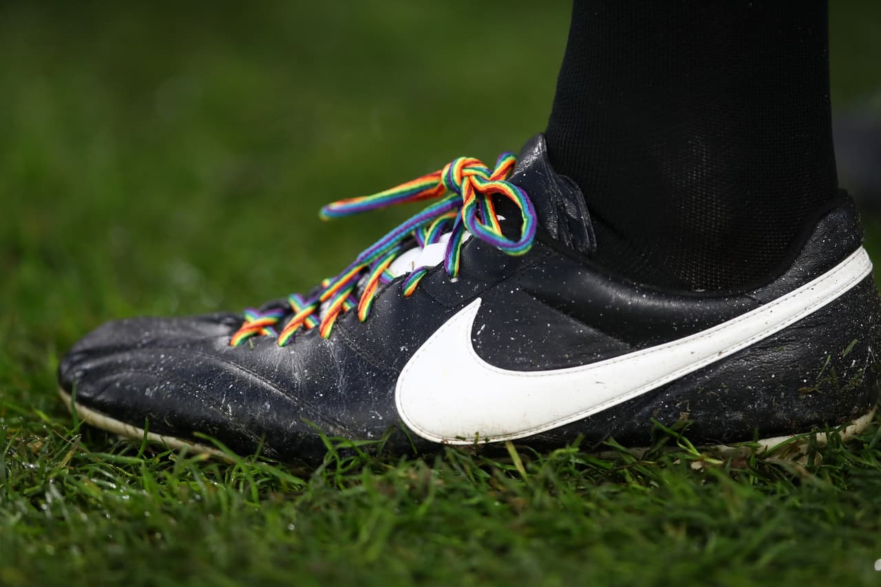 Árbitros y algunos jugadores deciden cambiar los cordones de sus botas.