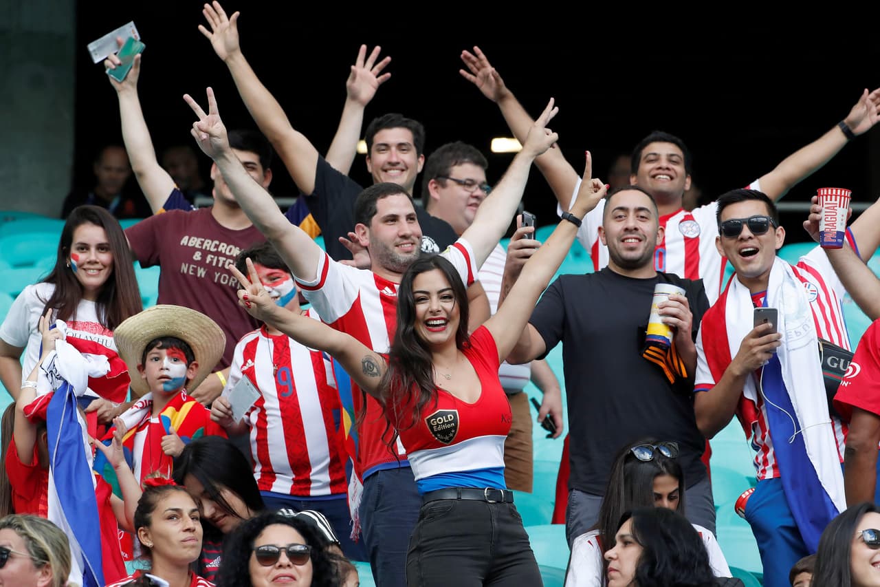 Colombia y Paraguay mostraron lo mejor de su arsenal de fanáticos, incluida la modelo guaraní Larissa Riquelme, en el choque de la tercera jornada del Grupo B de la Copa América en el Estadio Arena Fonte Nova de Salvador.