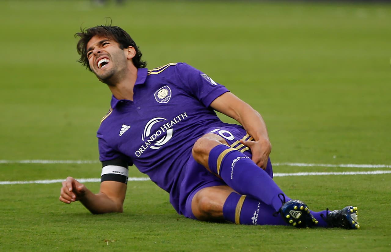 A tan solo 11 minutos de juego, Orlando City SC recibió la peor noticia que podría recibir: Su estrella y capitán, Kaká, presentaría una molestia y tendría que dejar el partido prematuramente.