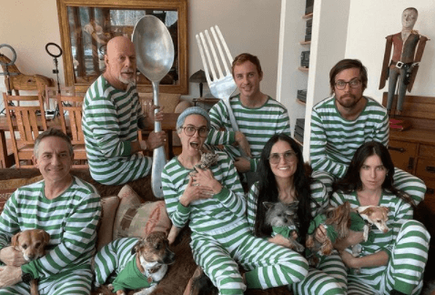 “Nos sentimos más conectados que antes del divorcio”, ha llegado a afirmar Demi Moore sobre su relación con Willis y su nueva familia.