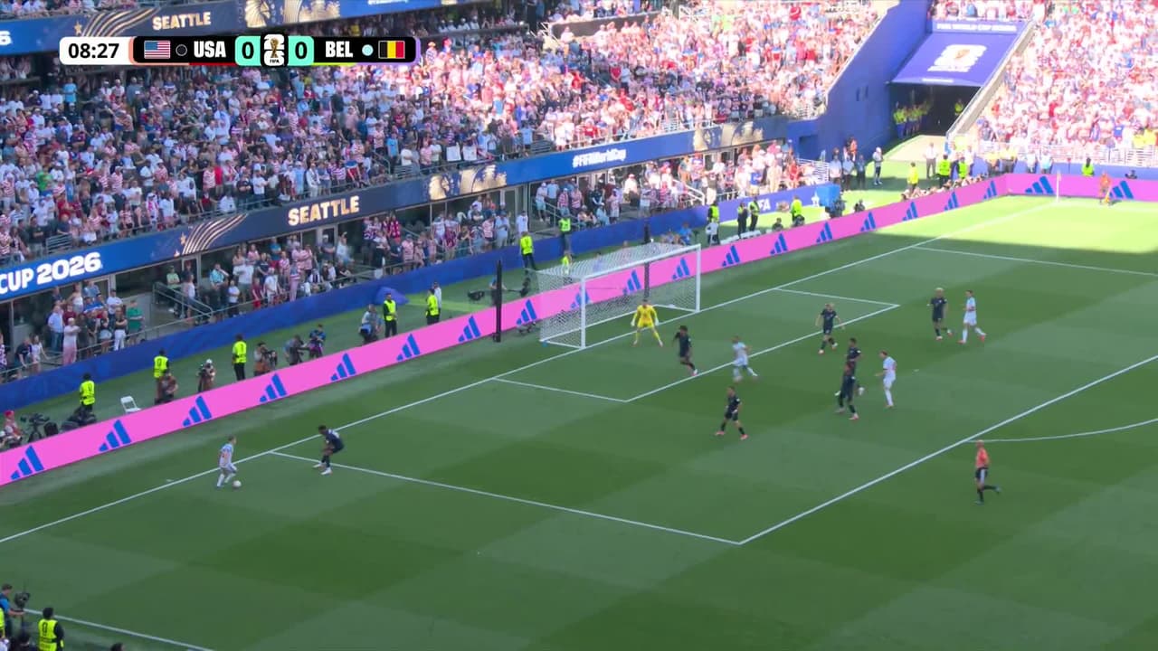 ¡GOL!  anota para Bélgica. Charles De Ketelaere