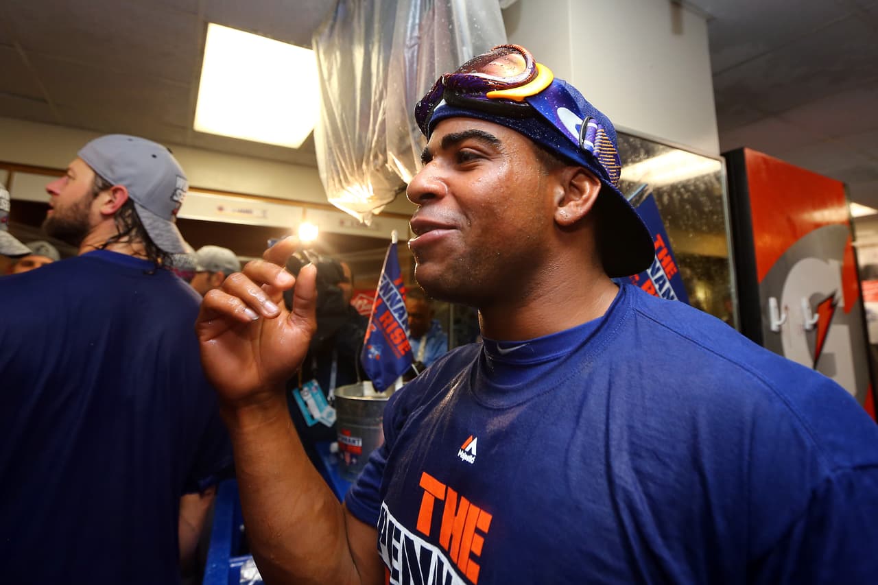 Un año con constrastes pero con muchos momentos sumamente dulces le han dado al espectacular cubano Yoenis Céspedes, la merecida candidatura a Beisbolista del Año en los Premios Deportes.