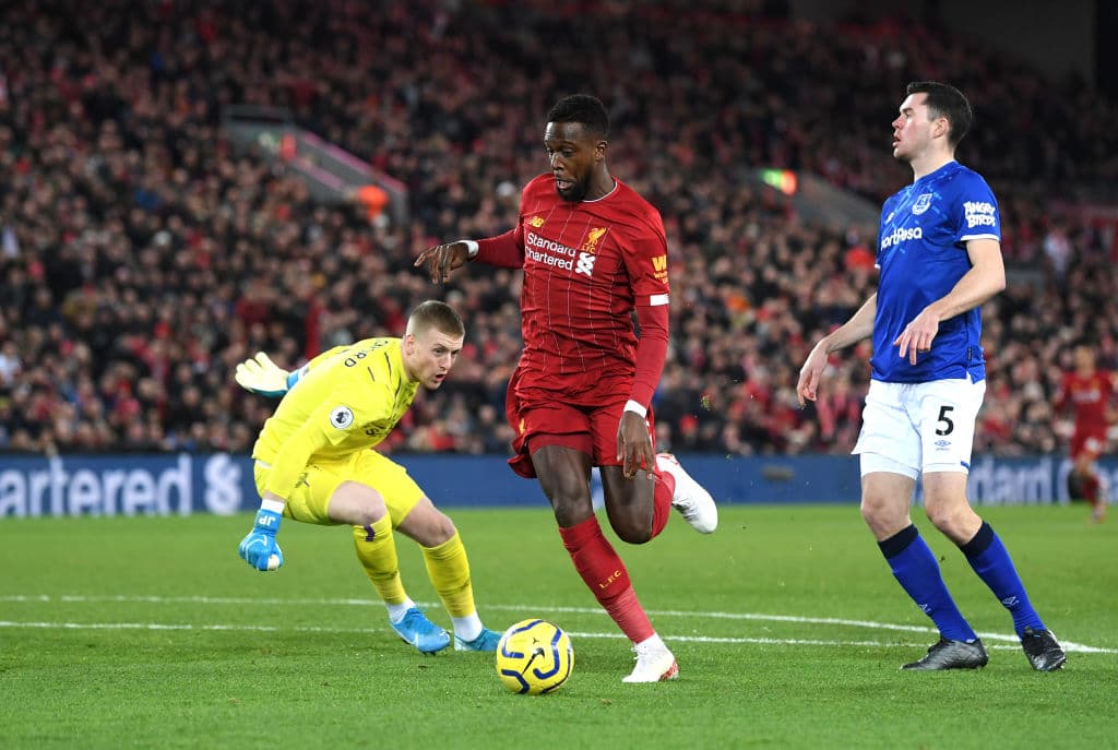 Origi sorprende arrancando el partido y marca el primer tanto.