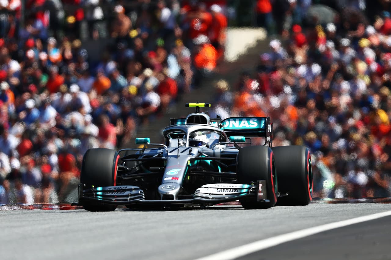 Charles Leclerc consiguió su segunda Pole del año, esta vez en el Red Bull Ring de Austria, superando a Lewis Hamilton y Max Verstppen, quienes completaron el Top 3. Sebastian Vettel sufrió problemas mecánicos por lo que solo le alcanzó para el décimo puesto. Por su parte, Sergio Pérez saldrá en la posición 16.