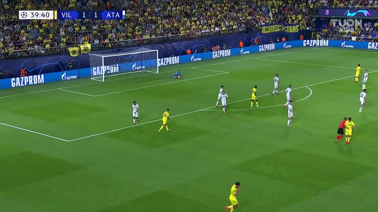 ¡TIRO ATAJADO! disparo por Manu Trigueros.