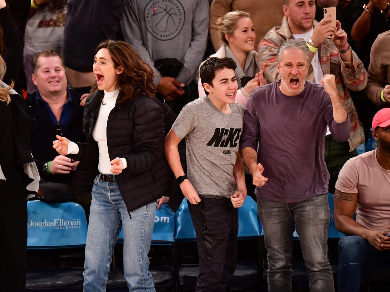 Jon Stewart, Nathan Stewart, Emmy Rossum (en la foto los tres), James Franco, Isabel Pakzad, Wyclef Jean, Carly Chaikin, Papoose, Remy Ma, entre otros, disfrutaron el triunfo de Knicks contra Lakers en la NBA.