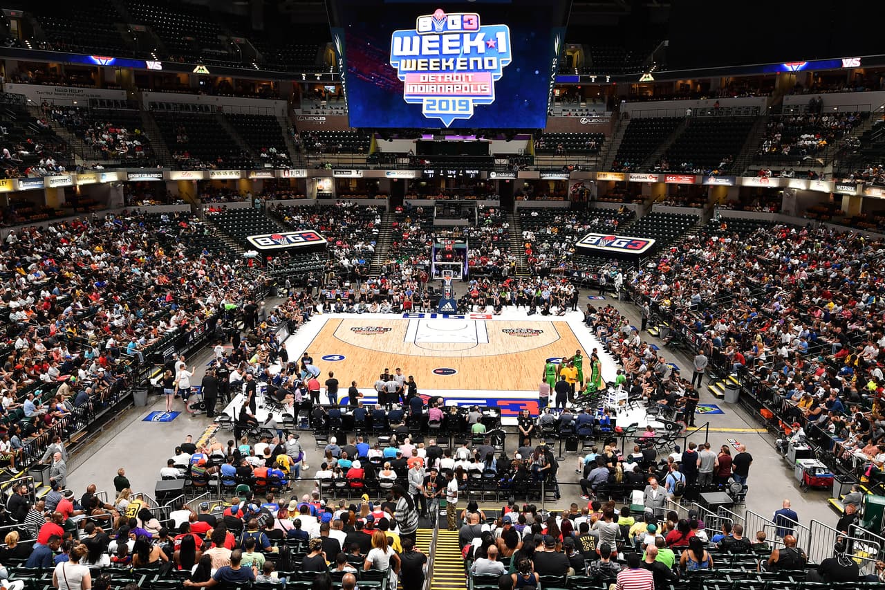 La calidez de los fanáticos, la energía y belleza de las animadoras y la presencia del rapero Ice Cube, confundador del torneo, le dio color al comienzo del Big 3, torneo que tiene en acción a varios exjugadores de NBA en duelos de 3 por 3.