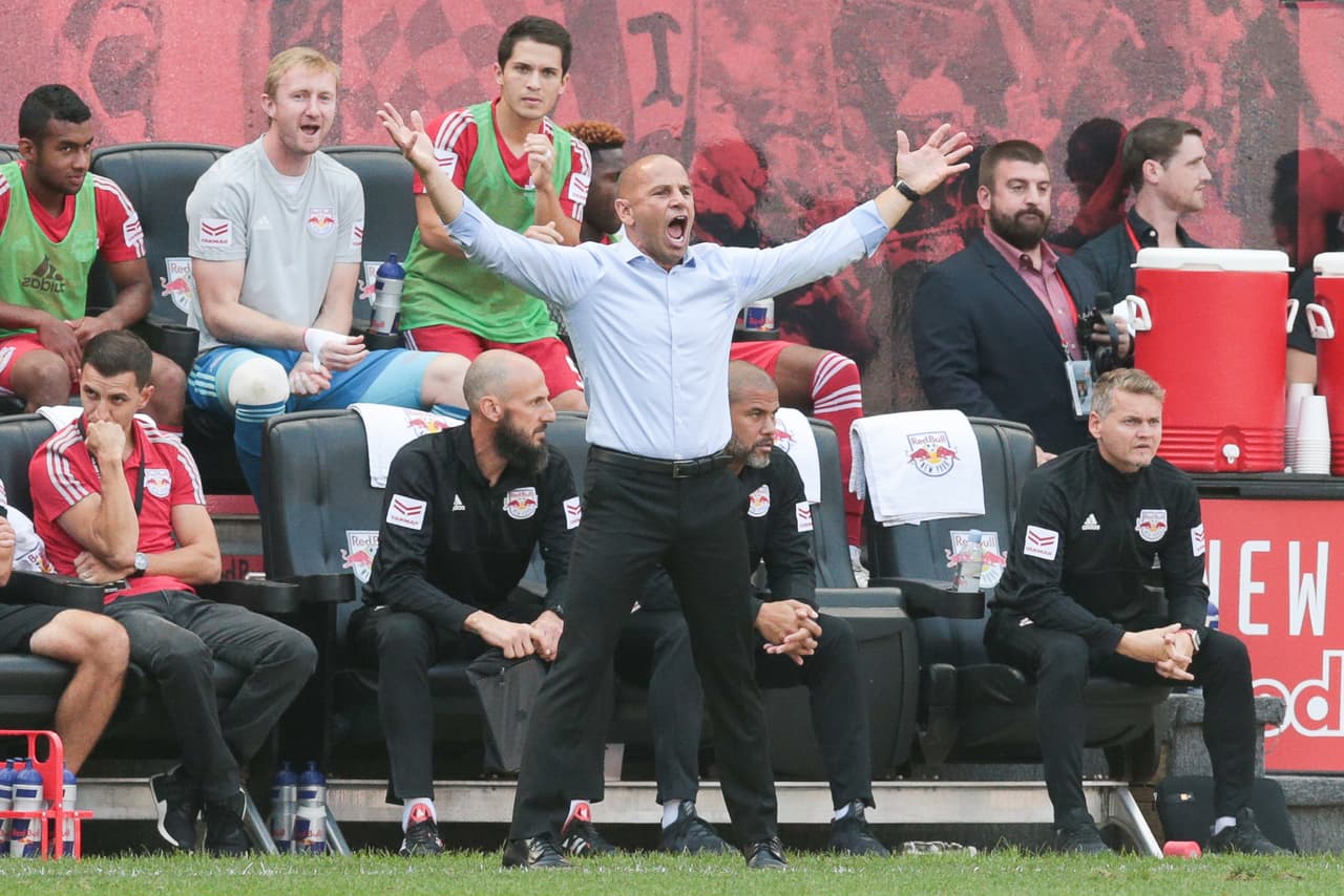 Chris Armas asumió a media temporada tras la partida de Jesse Marsch al fútbol europeo. Tuvo la sabiduría para mantener el equipo por el buen camino, como si no hubieran cambiado de timonel, y al final los llevo a terminar como superlíder, conquistar el tercer Supporters’ Shield en la historia de New York Red Bulls, y todo ello, con récord de puntos y victorias en una temporada de la MLS.
