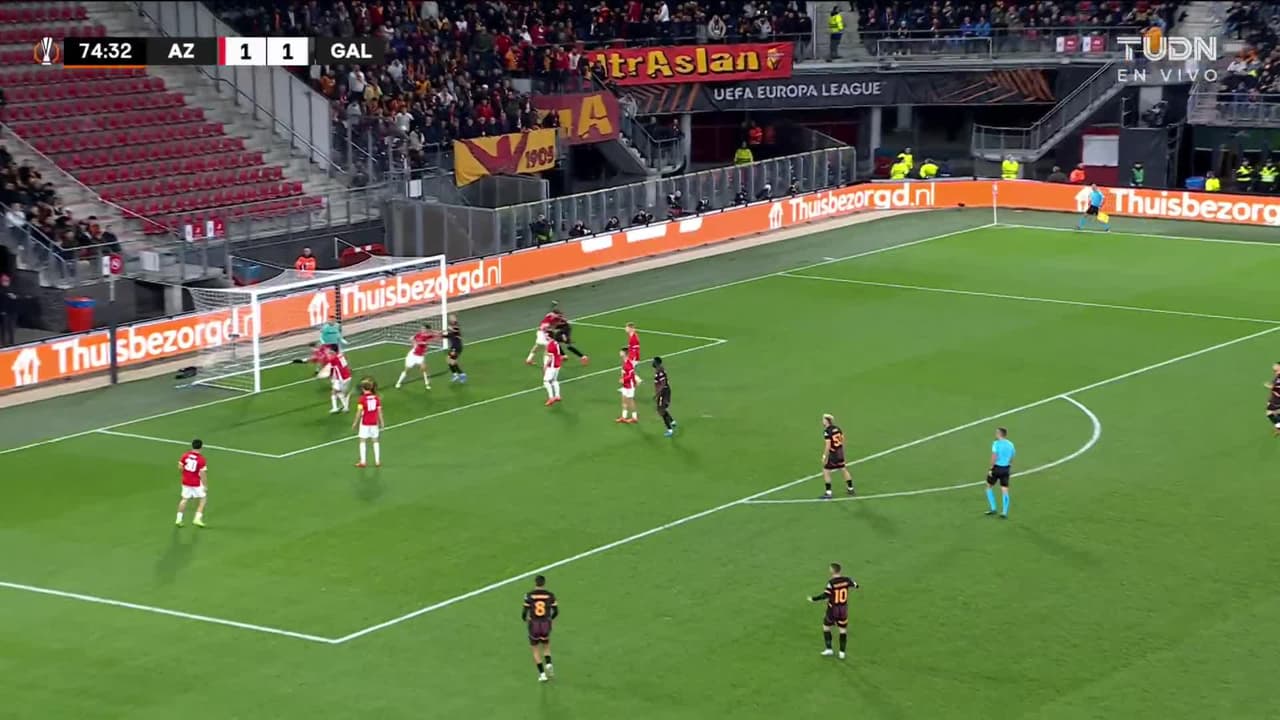 ¡CERCA! Abdülkerim Bardakci disparó que se estrella en el poste.