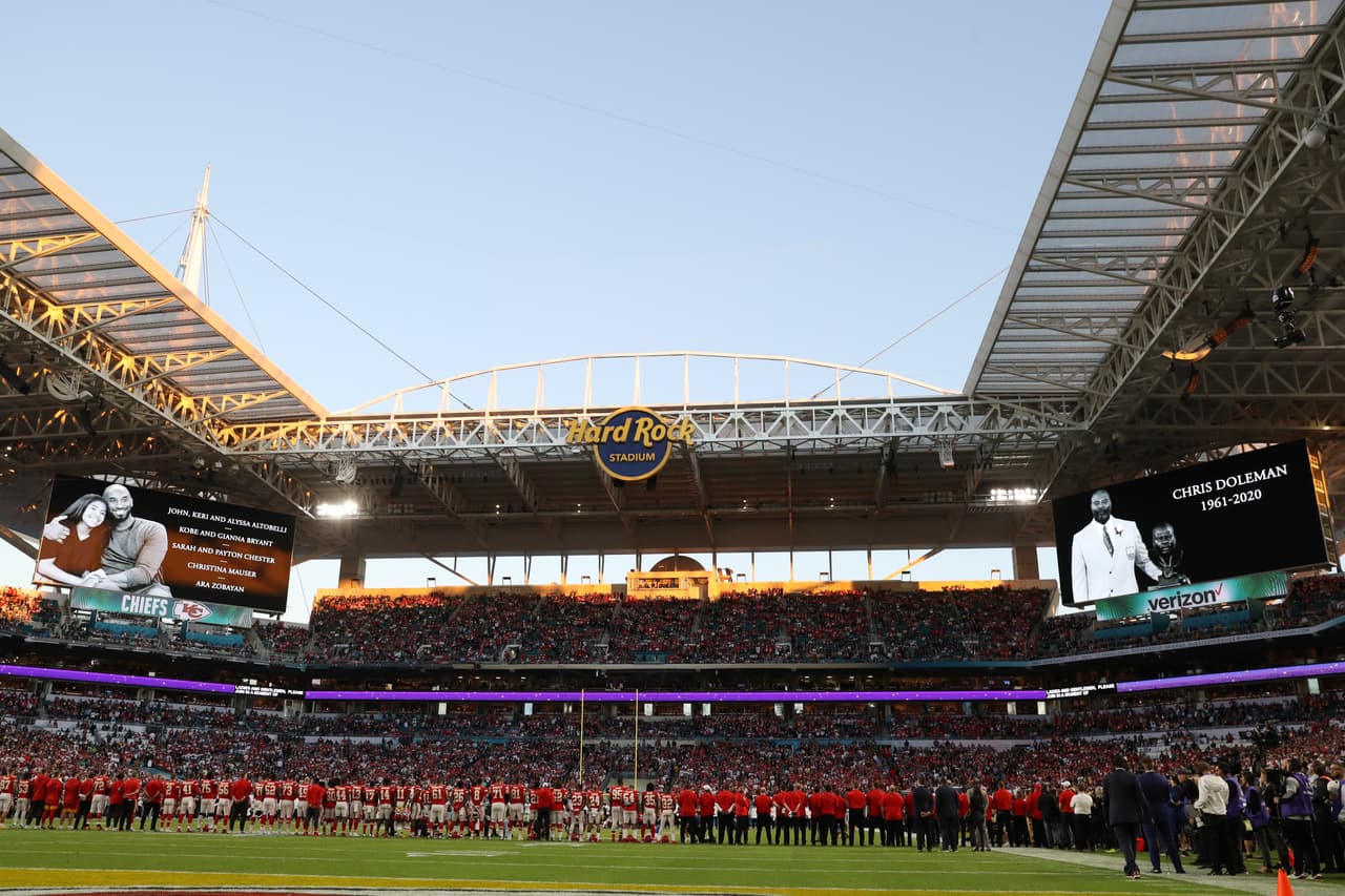 Tributo a Kobe Bryant en ceremonia previa al Super Bowl.