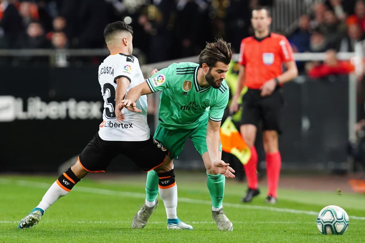 La pelota se disputa con mucha fuerza en cualquier sector de la cancha.