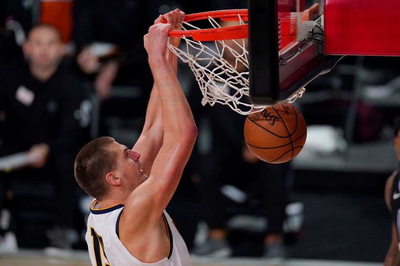 Ya escribe historia con los Denver Nuggets, pues dejó atrás a los Clippers de Kawhi Leonard y Paul George, favoritos al título.