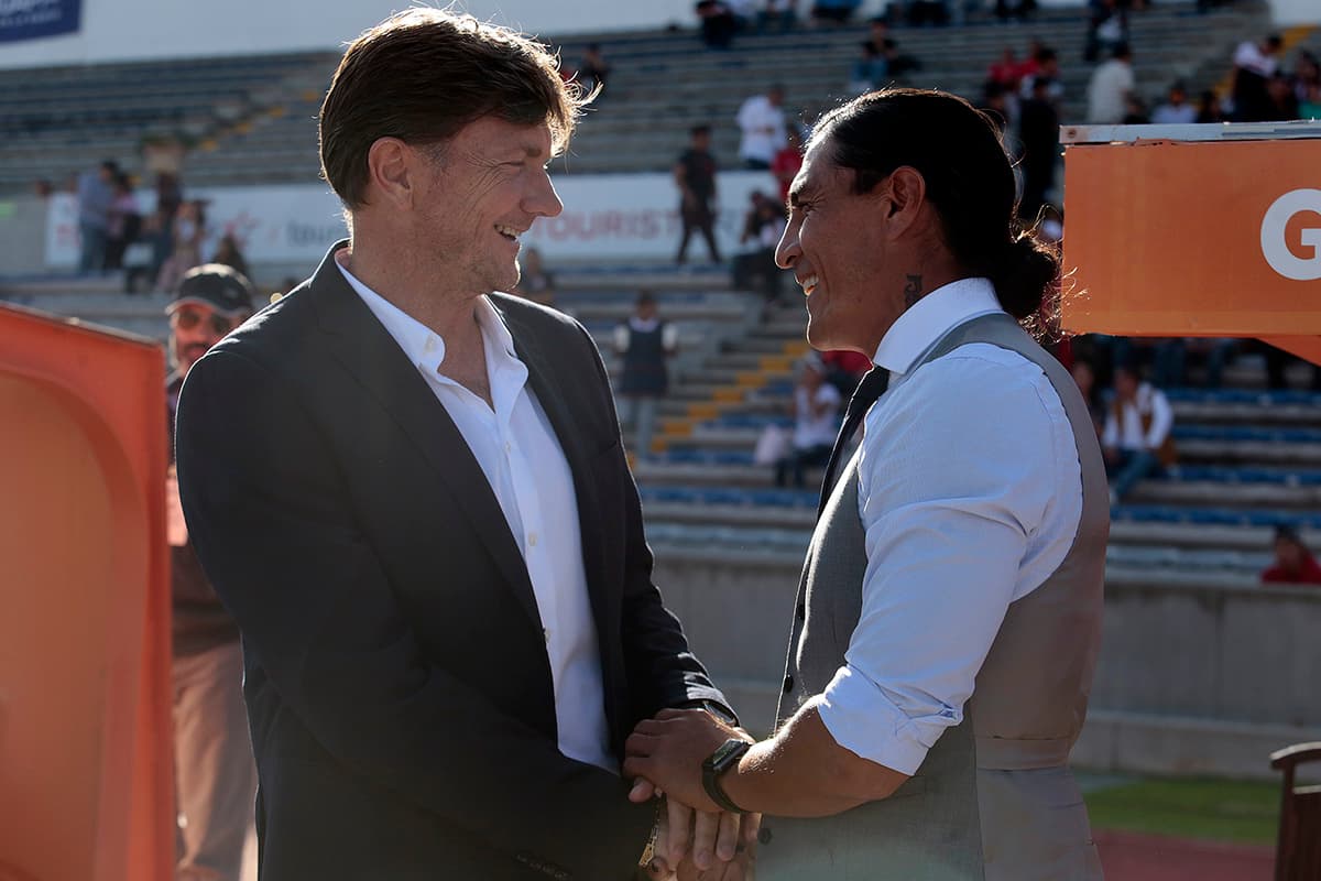 Los técnicos Hernán Cristante del Puebla (izquierda) y Francisco Palencia de Lobos (derecha) antes del inicio del juego.