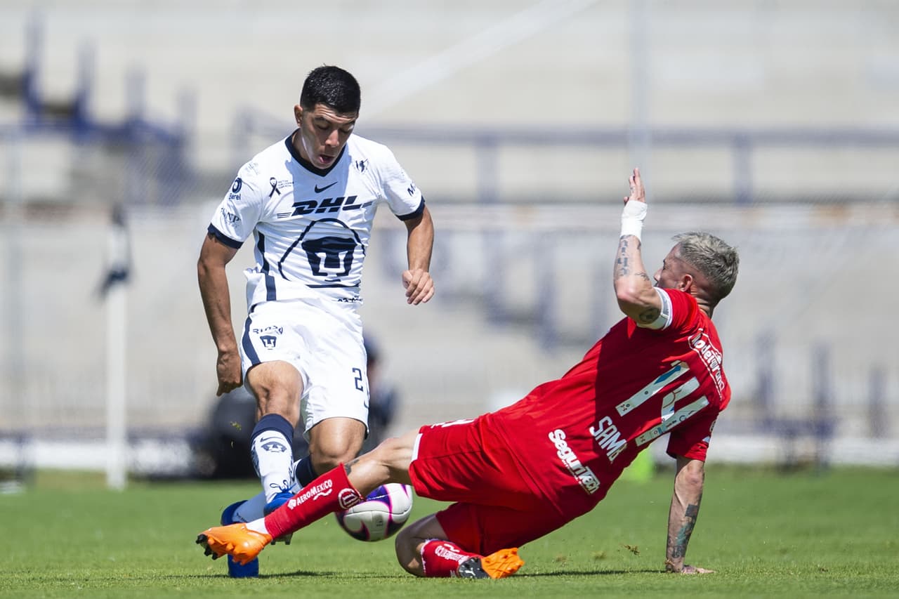 ¡Qué cerca estuvo! Toluca se defiende de un tiro de esquina de Pumas.