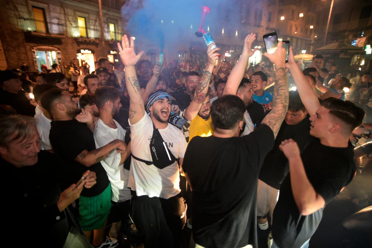 Nada pudo contener la alegria de la afición de Napoli al conseguir un nuevo título del equipo ante Juventus.