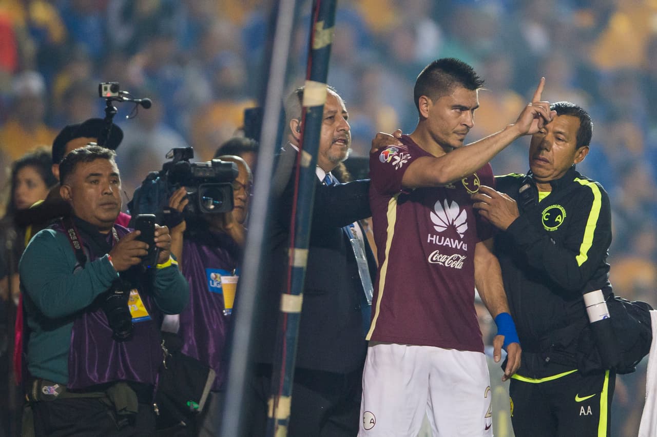 Sin haber agredido a nadie, el defensa central argentino Paolo Göltz fue expulsado gratis por Jorge Rojas.