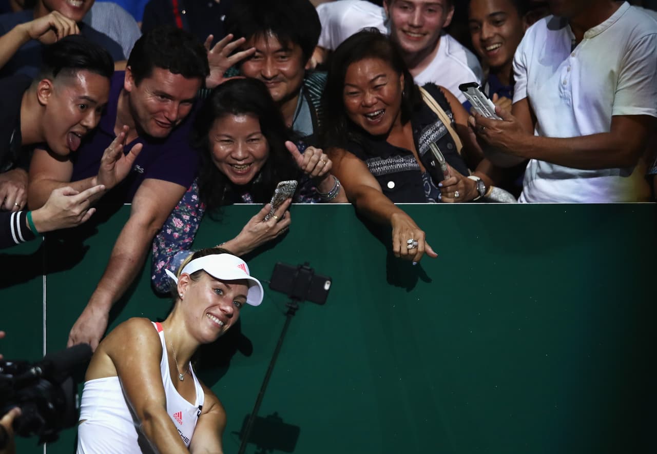 La alemana Angelique Kerber demuestra que la posición como la mejor del mundo no le quita la felicidad de compartir con los fanáticos su triunfo. De hecho, es ella quien les pide a ellos una selfie.
