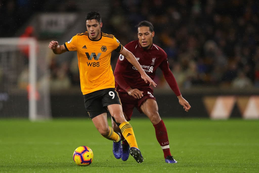 Jiménez no dejó de intentarlo pero el partido fue tan complicado para los locales que el mexicano debió jugar mucho más atrás de la zona en la que generalmente lo hace, y eso lo hizo más difícil.