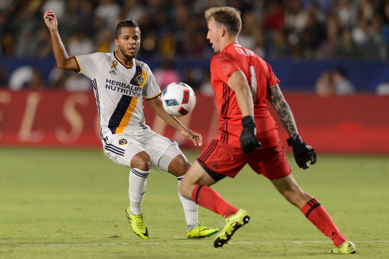 Giovani dos Santos anotó el gol del triunfo del Galaxy ante el Crew.