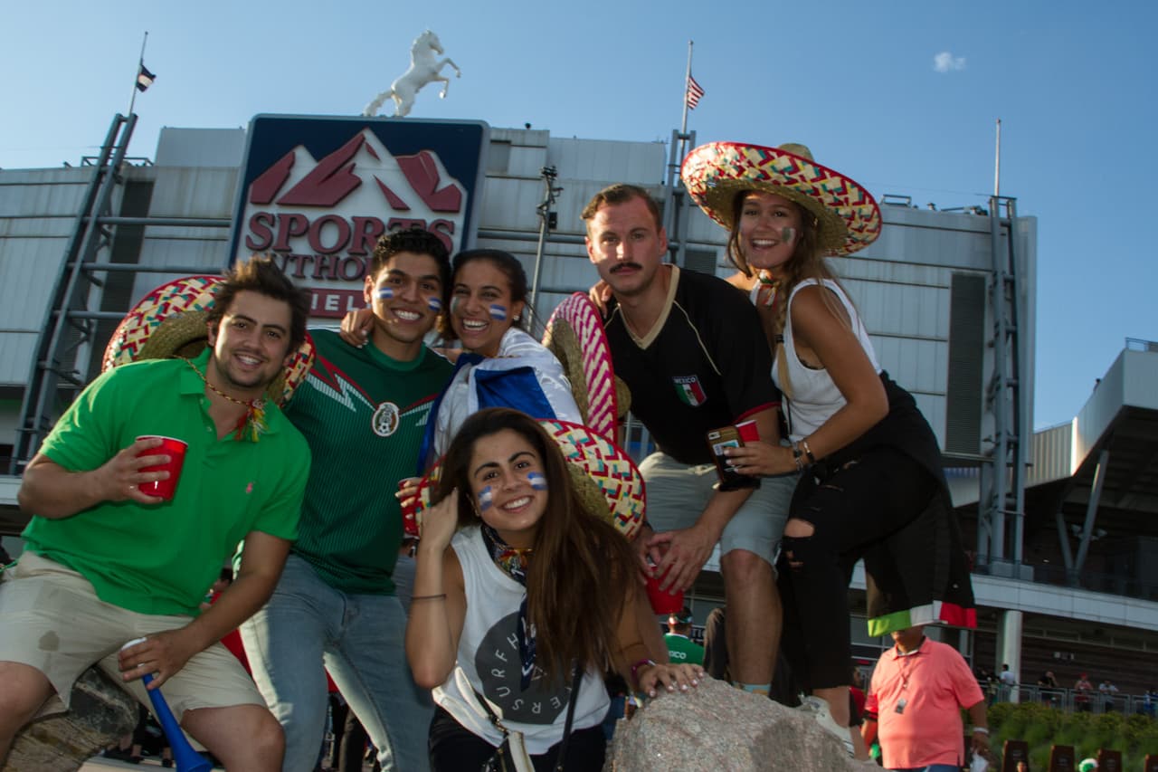 Las bellas fanáticas y los sombreros mexicanos son una mezcla infalible a favor del 'Tri'.