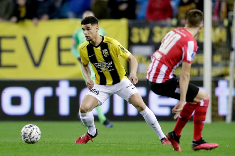 Al minuto 34, Hendrix sufre lesión y no puede continuar con el partido.