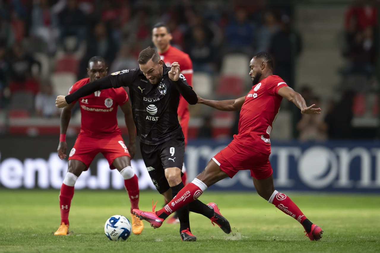 William da Silva no cede ante los dribles de Vincent Janssen y termina robandole el balón al jugador de Monterrey.