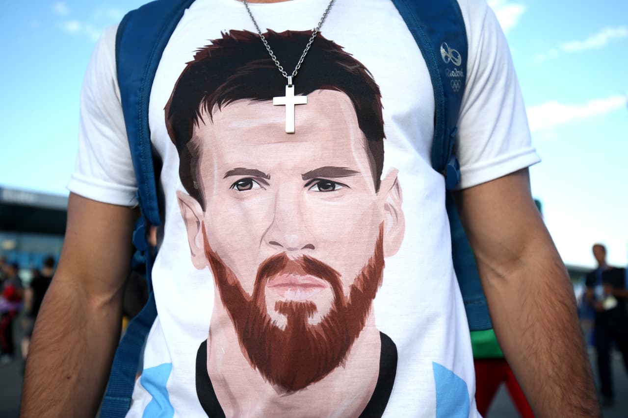 Los fanáticos de Argentina se aferran a la capacidad de Lionel Messi en su duelo contra Croacia, cuyos hinchas también hacen parte del colorido en el segundo partido de ambos equipos en Rusia 2018.