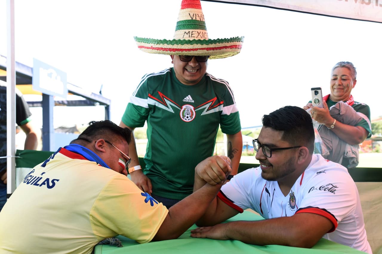 Un gran ambiente era el que estaban cocinando las aficiones de México y Haití previo a su importante partido por la Semifinal de la Copa Oro 2019 en el University of Phoenix Stadium en la ciudad de Glendale, Arizona. Evidentemente la afición del Tri fue una abrumadora mayoría que le dio una tonalidad esmeralda a las gradas de la casa de los Cardinals.