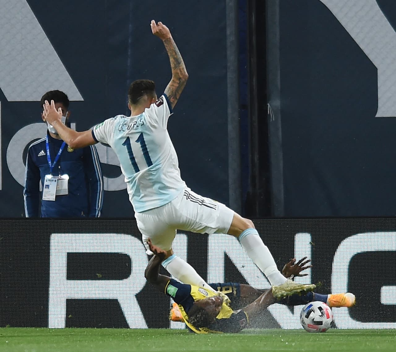 Lionel Messi anota de penal al minuto 13, Argentina aguanta el resultado y se queda con los tres puntos.