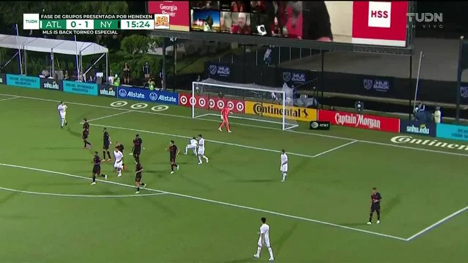 Tiro desviado de Emerson Hyndman