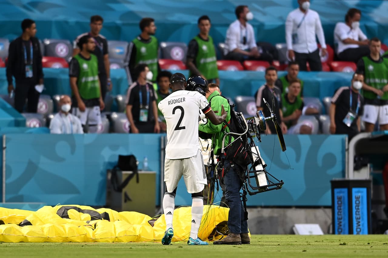 Paracaidista casi provoca tragedia en el Alemania vs. Francia