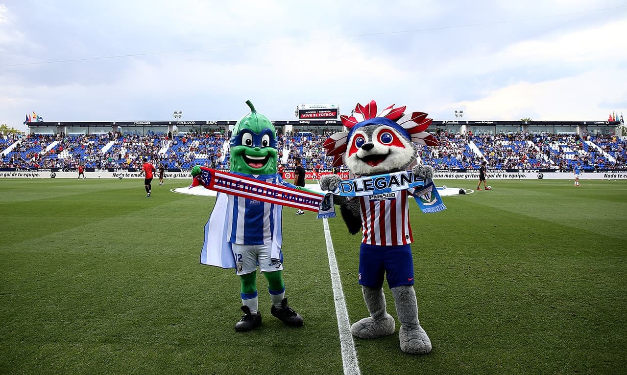 Foto oficial de las mascotas de ambos equipos.